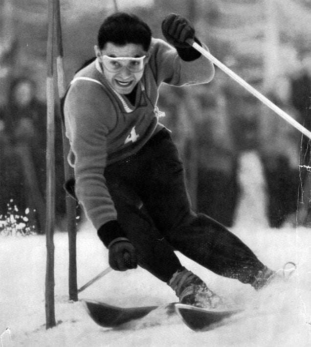 Eberhard Riedel 1960 in einer Slalomfahrt, zwischen zwei Torstangen