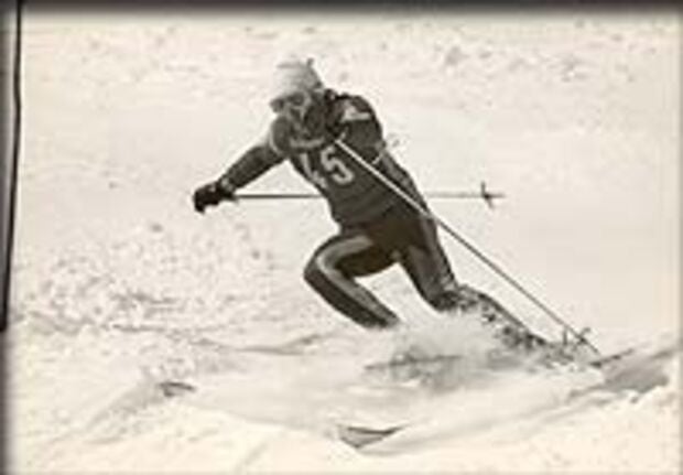 Eberhard Riedel in der Abfahrtshocke auf vereister Piste