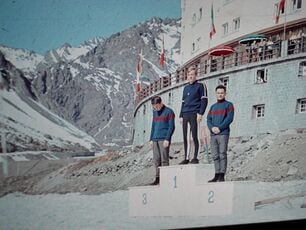 Siegerpodest vor Bergkulisse bei den Weltmeisterschaften 1966 in Portillo