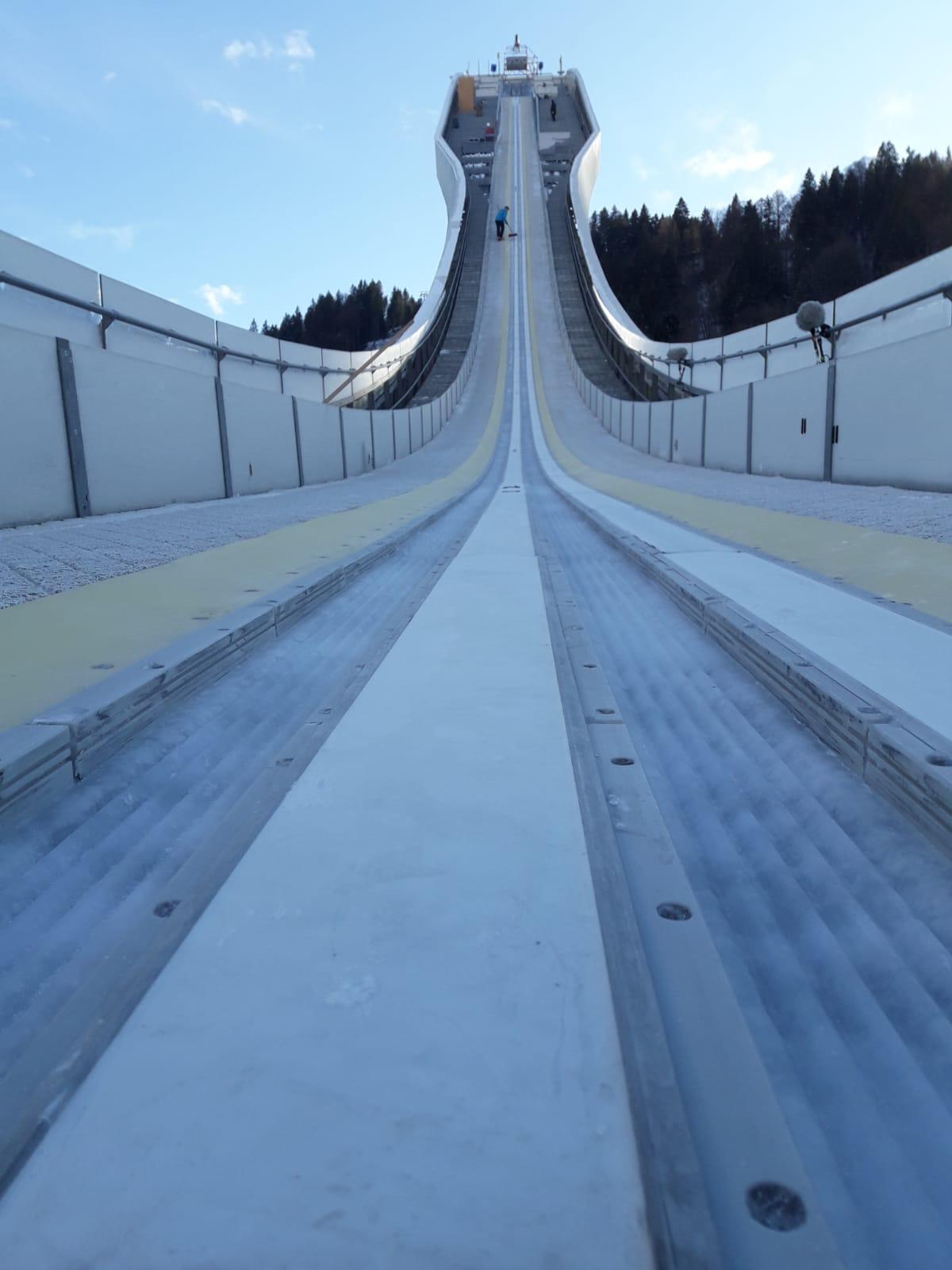 Bestehende Anlaufspur der Olympiaschanze mit erneuerter Kühl- und Steuerungstechnik
