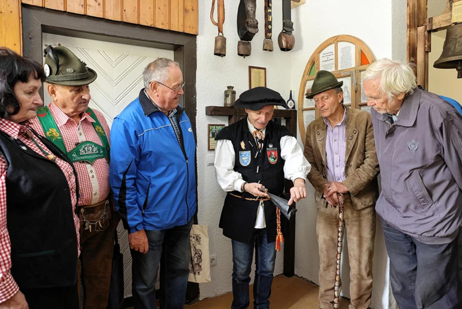 Besuchergruppe in der Glockenausstellung Tellerhäuser