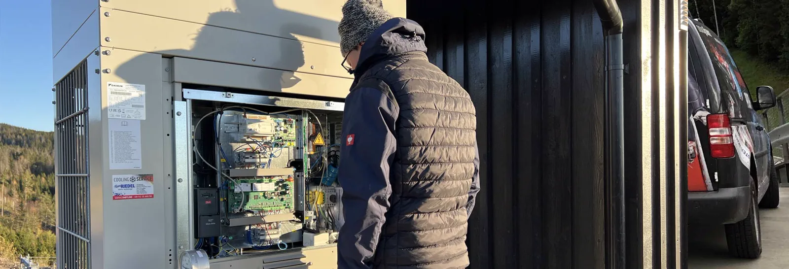 Geöffnete Außeneinheit einer Kühlanlage bei Servicearbeiten