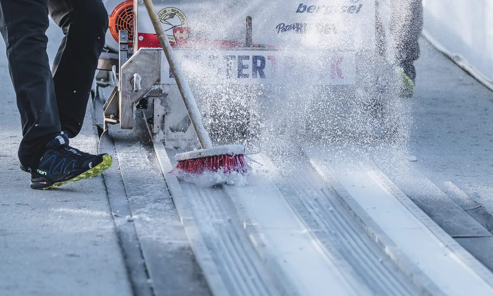 Fräsen der Eisspur im Anlauf einer Skisprungschanze
