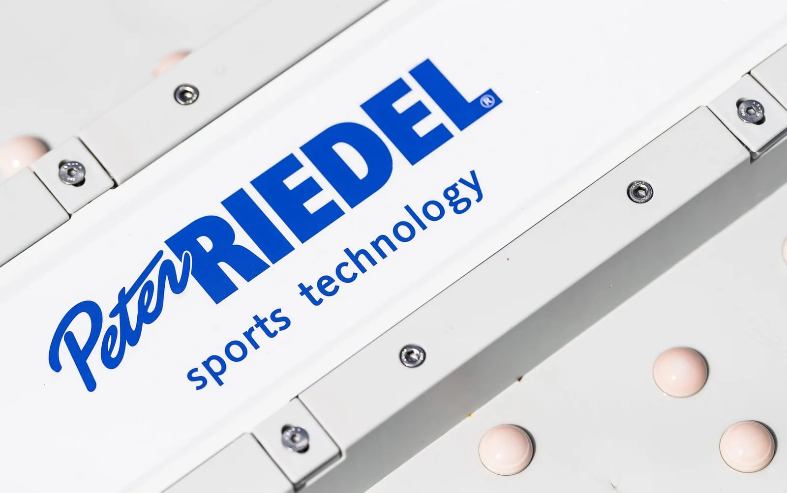 Anlaufspur einer Skisprungschanze mit einem Spursystem der Peter Riedel GmbH