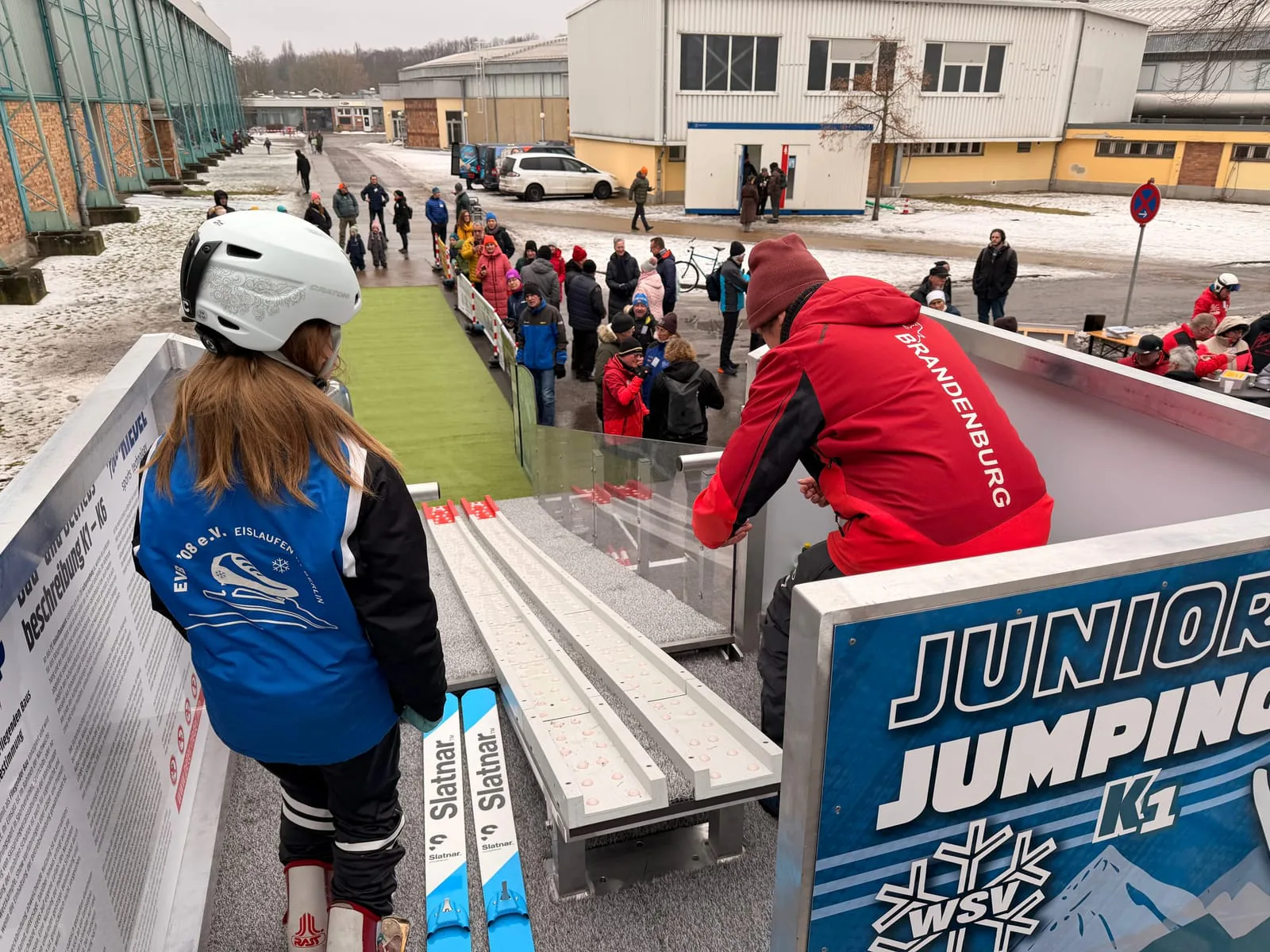 Blick von der Startplattform der MOBILE JUMP über die Spur auf den Aufsprungteppich