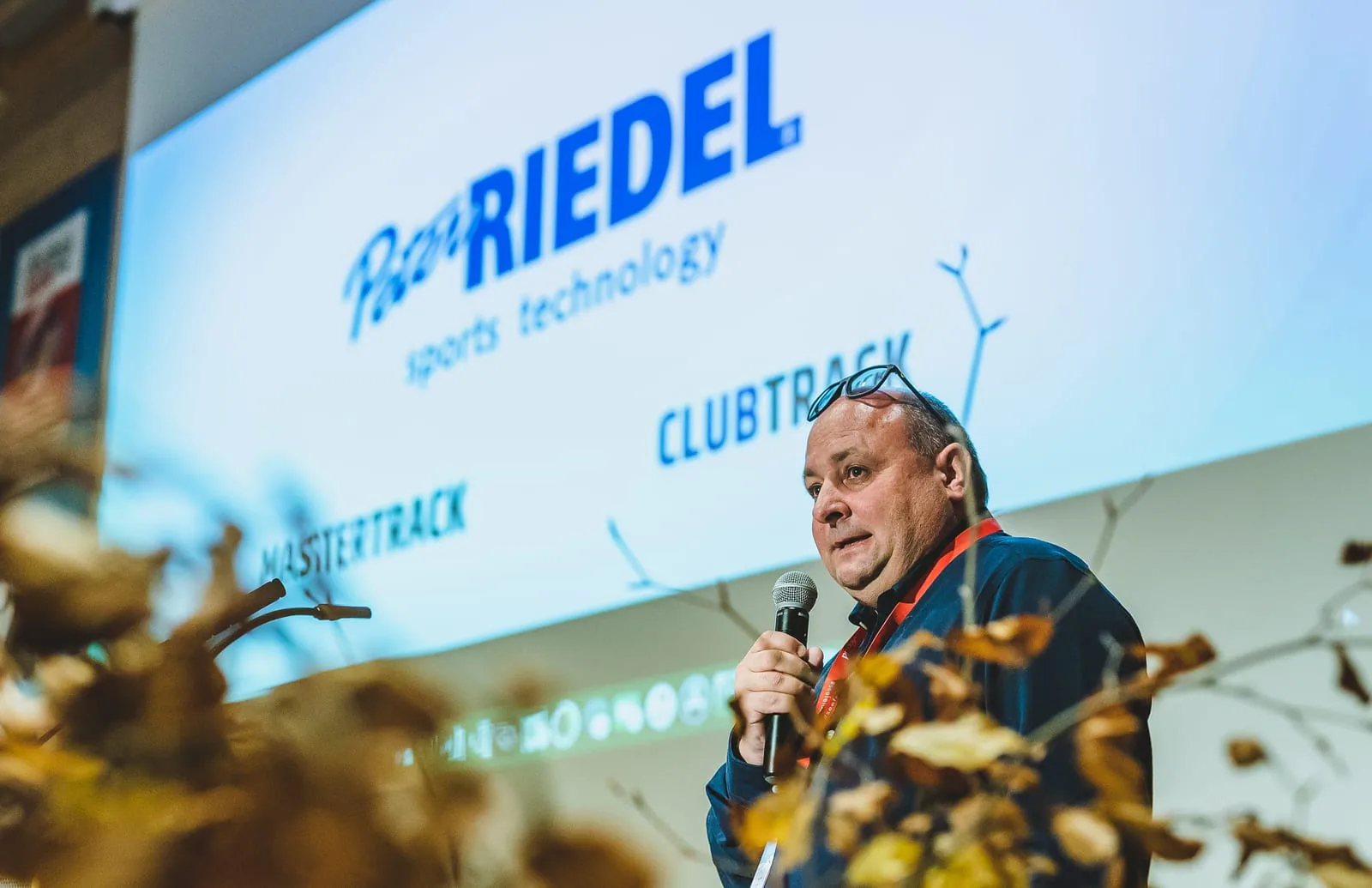Peter Riedel spricht vor einer Leinwand mit den Marken MASTERTRACK und CLUBTRACK