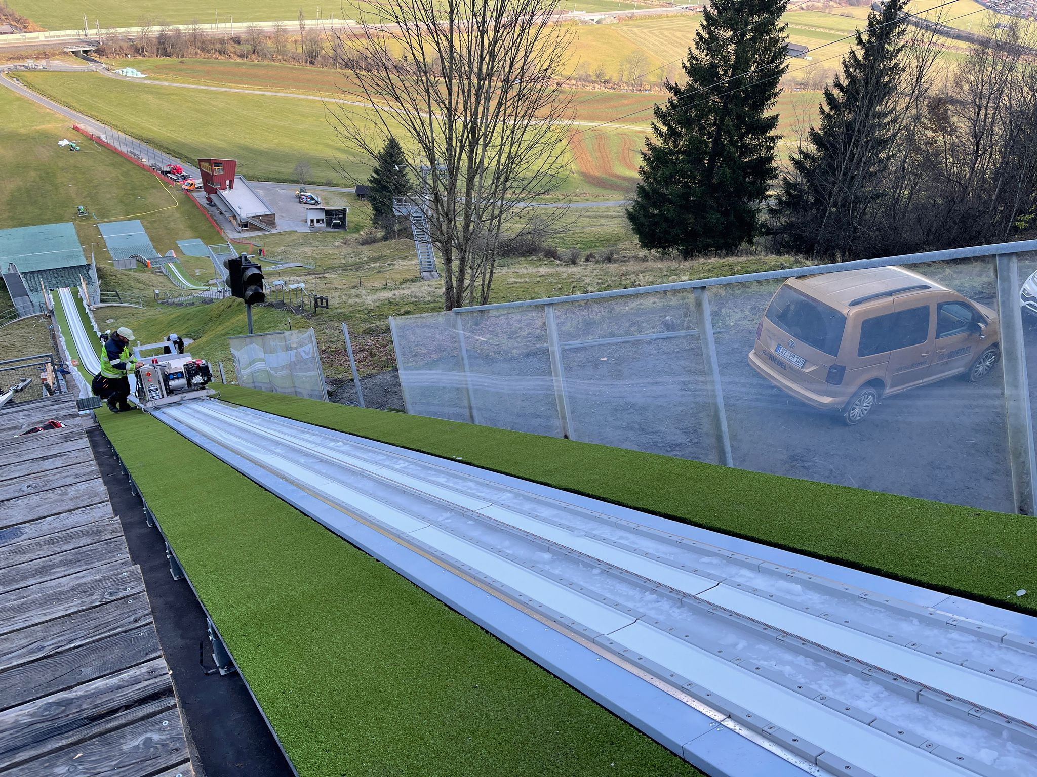 Modernisierte Anlauftechnik im Bestand einer technisch erneuerten Skisprungschanze