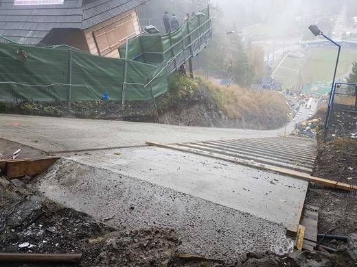 Betonierter Unterbau der Anlaufspur während des Schanzenumbaus in Zakopane